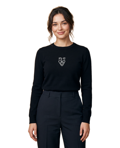 OneFam White Logo Sweater – Black – Model (Frau)