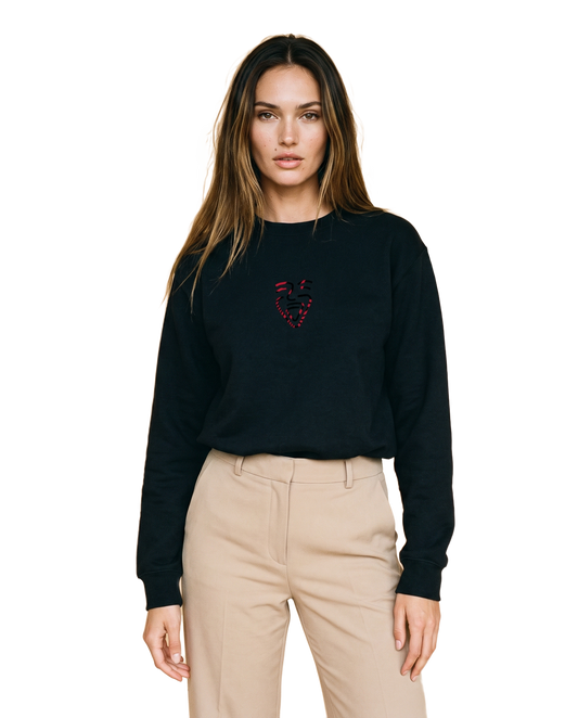 Albania Sweater – Black – Model (Frau)