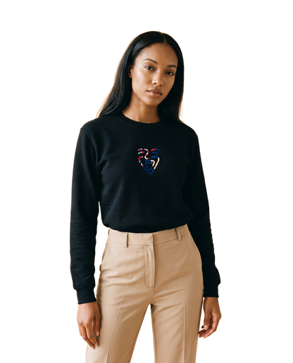 Anguilla Sweater – Black – Model (Frau)